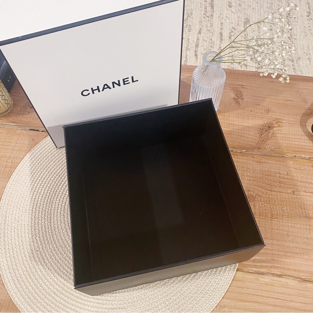 Chanel Gift Box - Picture 3 of 4